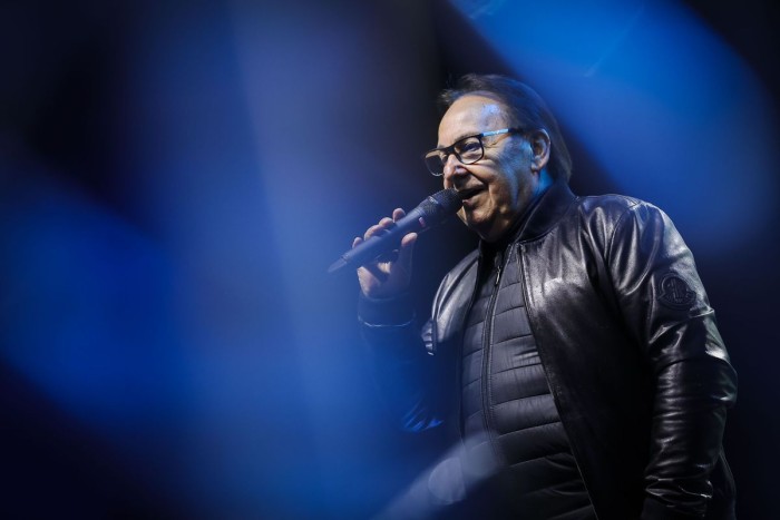 Fásy Ádám igazi slágerekkel lépett fel Heves Forrás:   Huszár Márk /  Heol.hu